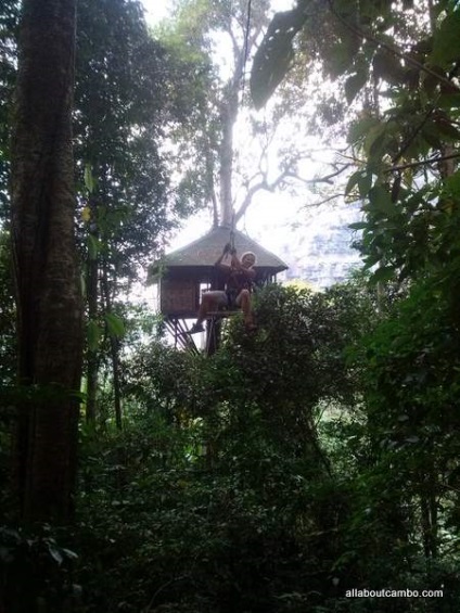 Zboruri de pe ziplayne deasupra junglei pe platoul Bolaven (ziplayne) Zboruri de pe ziplayne deasupra junglei de pe platoul Bolaven