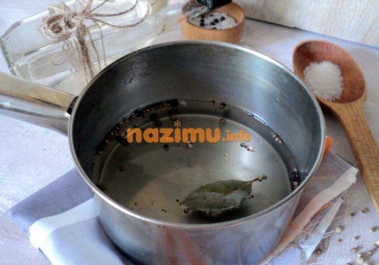 Rosii marinate cu ceapa si morcovi - reteta pentru o fotografie cutii de litri (marinat) Rosii marinate cu ceapa si morcovi - reteta pentru o fotografie cutii de litri