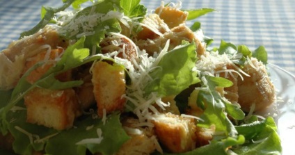 Se prepară salata - Caesar - pe reteta clasica este ușor și simplu (mazăre de piper negru) Se prepară salata - Caesar - pe reteta clasica este ușor și simplu