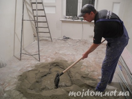 baie renovată, cu mâinile lor (a camerei) baie renovată, cu mâinile lor