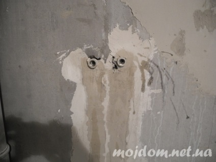 baie renovată, cu mâinile lor (mâini) baie renovată, cu mâinile lor