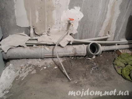 baie renovată, cu mâinile lor (mâini) baie renovată, cu mâinile lor