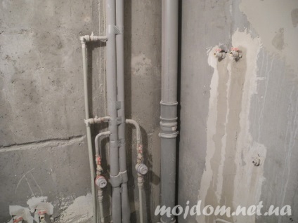 baie renovată, cu mâinile lor (a camerei) baie renovată, cu mâinile lor