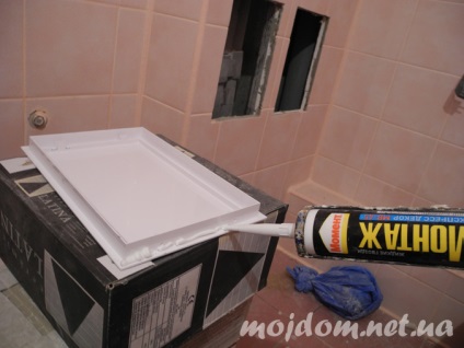 baie renovată, cu mâinile lor (a camerei) baie renovată, cu mâinile lor