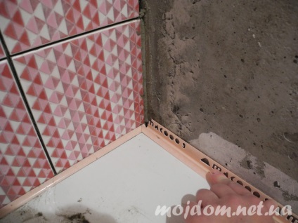 baie renovată, cu mâinile lor (mâini) baie renovată, cu mâinile lor