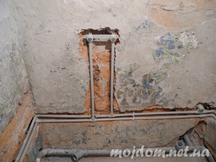 baie renovată, cu mâinile lor (mâini) baie renovată, cu mâinile lor