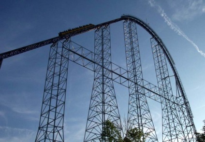 Cel mai nebun roller coaster din lume (entorse se transformă toamna) Cel mai nebun roller coaster din lume