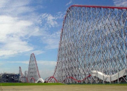 Cel mai nebun roller coaster din lume (entorse se transformă toamna) Cel mai nebun roller coaster din lume