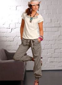 Pantaloni cu elastic în partea de jos (pantaloni de sex feminin, cu o bandă elastică) Pantaloni cu elastic la partea de jos