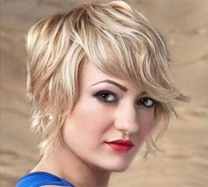 fotografie cascadă Tunsoare pentru păr scurt și opțiuni de elegant piloni (cascadă tunsoare) fotografie cascadă Tunsoare pentru par scurt și elegant opțiuni de armatura