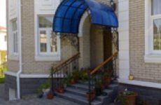 Construcția unui pridvor din policarbonat închis, prispa din policarbonat cu tehnologie asieta (policarbonat) Construcția unui pridvor din policarbonat inchis, finisaje pridvor tehnologie cu policarbonat