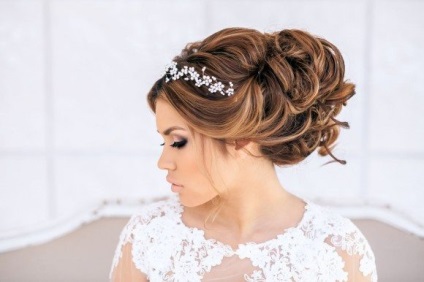 Coafuri de mireasa cu tiara (nunta) Coafuri de mireasa cu diadema