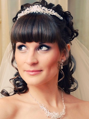 Coafuri de mireasa cu diademă pe diferite par de lungime (lungime) Coafuri de mireasa cu parul diadema de lungimi diferite