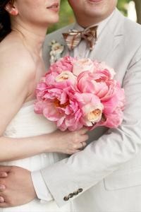 Buchet de bujori cu mâinile lor (buchet de mireasa din bujori) Buchet de bujori cu mâinile lor