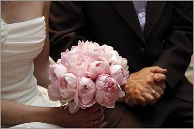 Buchet de bujori cu mâinile lor (pionii) Buchet de bujori cu mâinile lor
