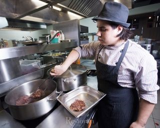 obrajii de vițel înăbușită de sous-chef restaurant «granate & amp; Pickle„(obraji) Compot obrajii de vițel de sous-chef restaurant «granate & amp; Pickle
