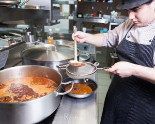 Tocana obrajii de vițel de la restaurant sushefa «granate & amp; Pickle„(sushefa) Compot obrajii de vițel de sous-chef restaurant «granate & amp; Pickle