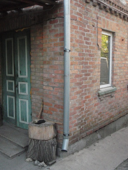 Fisura pe clădire - stă unghi, builderclub (îngheț opintire sol) Fisura pe clădire - stă în jos unghi, builderclub