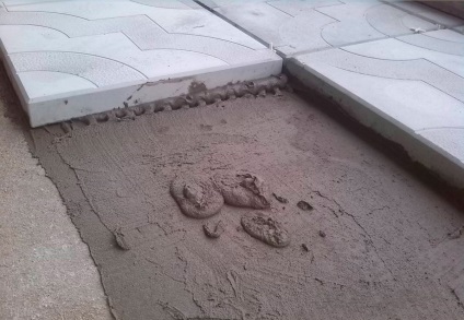 Montare de dale de pavaj pe o tehnologie de bază concretă a modului de a pune beton pentru a adezivului lespezi (beton) Montare de dale de pavaj pe o tehnologie de bază de beton ca punerea beton, calcar pentru lipici,