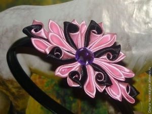 Decorare pentru rim kanzashi în domeniu, cu doi lobul capăt și buclat interior (final) Decorare pentru rim kanzashi în domeniu, cu doi lobul capăt și buclat interior