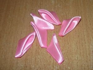 Decorare pentru rim kanzashi în domeniu, cu doi lobul capăt și ondulării interior (tehnica) Decorare pentru rim kanzashi în domeniu, cu doi lobul capăt și buclat interior
