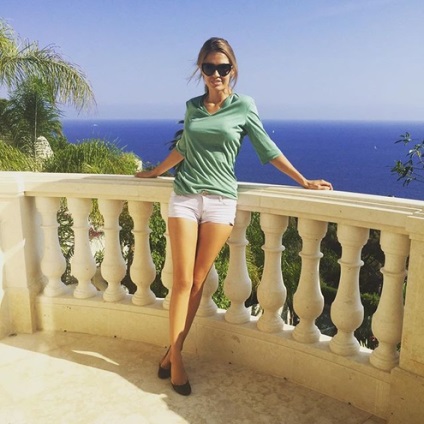 Viktoria Bonya publicat noi fotografii de Angelina, fiica Laetitia, o fată îmbrăcată în mama mea (Victoria) Viktoria Bonya publicat noi fotografii de Angelina, fiica Laetitia, o fata imbracata in mama
