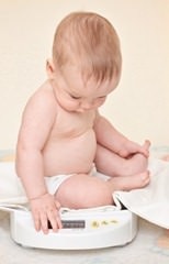 Cântărirea unui nou-născut (neonatal) Cântărind un nou-născut