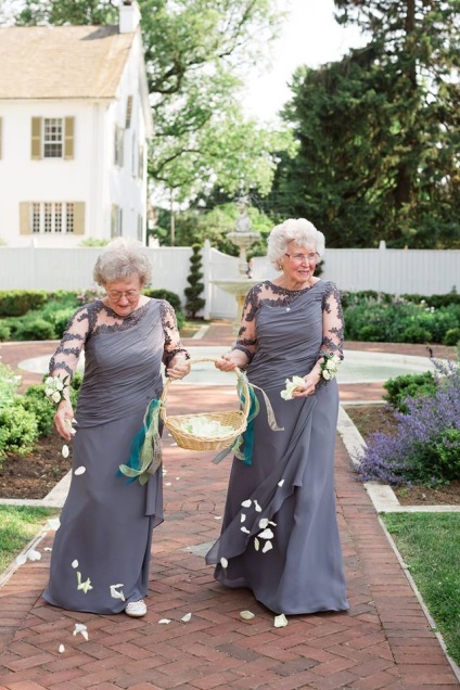 tineri casatoriti bunică a preluat responsabilitățile fetelor, răspândirea de flori la nunta