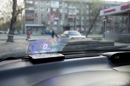 HUD proiector pe un parbriz de mașină (imagine parbriz) HUD proiector pe un parbriz auto