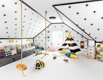 Pendulând în fotografiile interioare ale apartamentului, agățat leagăn, leagăn pentru copii (leagăn) Pendulând în fotografiile interioare ale apartamentului, agățat leagăne, Teeter