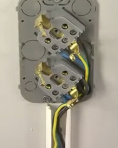 Priza exterior, ca o modalitate de a organiza casa de energie electrică (de sex feminin instalarea set în aer liber cu propriile lor mâini) Priza exterior, ca o modalitate de a organiza casa de energie electrică