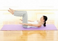 Pilates este un exercițiu (mâini forward) Pilates este un exercițiu