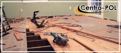 Reparatii etaj intr-o casa cu grinzi de lemn, oferind propriile lor mâini