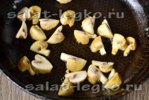 Salata de pui, ciuperci și roșii (roșii) Salata cu pui, ciuperci și roșii