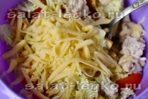 Pui salata, ciuperci și roșii (brânză) Salata cu pui, ciuperci și roșii