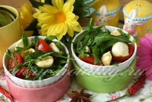 Salata cu rucola, roșii cherry și mozzarella