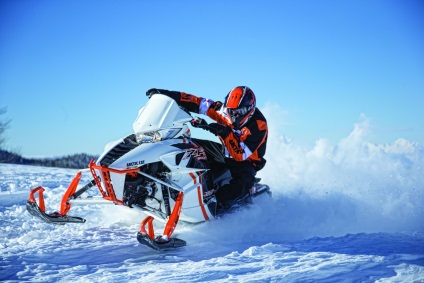 de control cu ​​snowmobilul, să învețe să călărească pe un snowmobil, caracteristici de management cu snowmobilul pe o pantă,