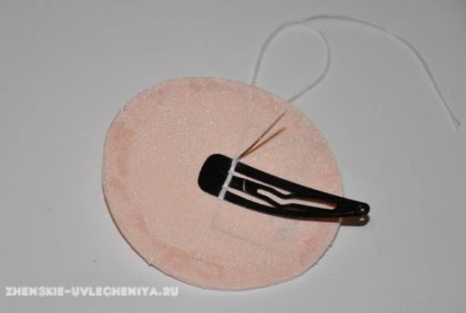 Clip-pălărie cu mâinile sale dintr-un manșon din carton și material textil (transparent, toate scop adeziv) Clip-pălărie cu mâinile sale dintr-un manșon din carton și țesut