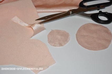 Clip-pălărie cu mâinile sale dintr-un manșon din carton și material textil (ei) Clip-pălărie cu mâinile sale dintr-un manșon din carton și țesut