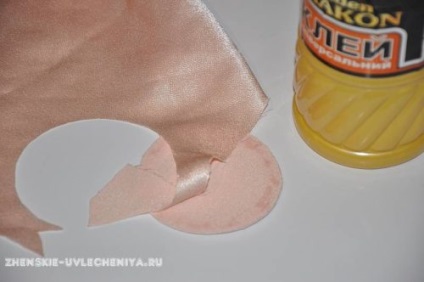 Clip-pălărie cu mâinile sale dintr-un manșon din carton și material textil (transparent, toate scop adeziv) Clip-pălărie cu mâinile sale dintr-un manșon din carton și țesut