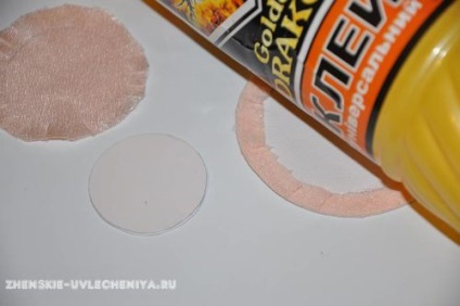 Clip-pălărie cu mâinile sale dintr-un manșon din carton și material textil (transparent, toate scop adeziv) Clip-pălărie cu mâinile sale dintr-un manșon din carton și țesut