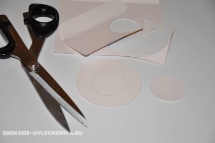Clip-pălărie cu mâinile sale dintr-un manșon din carton și țesături (pânză) Clip-pălărie cu mâinile sale dintr-un manșon din carton și țesut