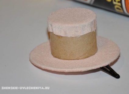 Clip-pălărie cu mâinile sale dintr-un manșon din carton și material textil (ei) Clip-pălărie cu mâinile sale dintr-un manșon din carton și țesut