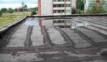 Inundat cu acoperișul (în timpul repararea acoperișului apartamentului a fost inundată) Flooded cu acoperiș