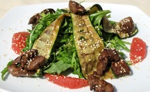 Pregătirea o salata de inimi de pui pe o masă de sărbătoare și de zi cu zi (tabelul) Ne pregătim o salată de inimi de pui pe o masă de sărbătoare și de zi cu zi