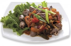 Pregătirea o salata de inimi de pui pe o masă de sărbătoare și de zi cu zi (pui) Ne pregătim o salată de inimi de pui pe o masă de sărbătoare și de zi cu zi