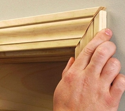 Trim pe fereastra într-o fotografie casa din lemn (casa) Trim pe fereastra într-o fotografie casa din lemn