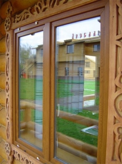 Trim pe fereastra într-o fotografie casa din lemn (tăiați) Trim pe fereastra într-o fotografie casa din lemn
