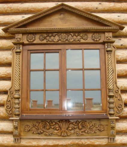 Trim pe fereastra într-o fotografie casa din lemn (casa) Trim pe fereastra într-o fotografie casa din lemn