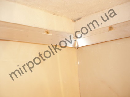 plafon suspendat - este atașat la țiglă (fixat la țiglă) plafon suspendat - este atașat la țiglă